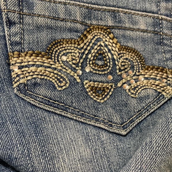 Almost Famous Capri Jeans Size 7 Few Stones missing on pockets Used - Picture 8 of 8